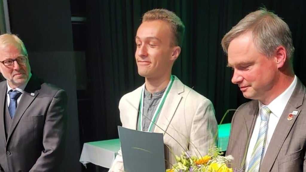 Oberbürgermeister Steffen Amme (re.) zeichnet Marvin Urban mit dem Rudolf-Christian-Boettger-Preis aus. Zu den ersten Gratulanten zählte Schulleiter Axel Wieczorek (li.).