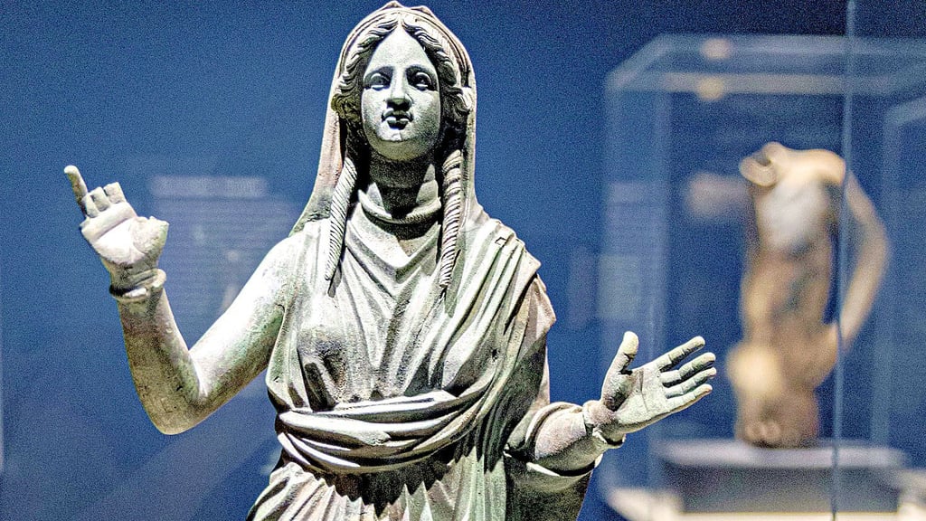 Statue einer betenden Frau