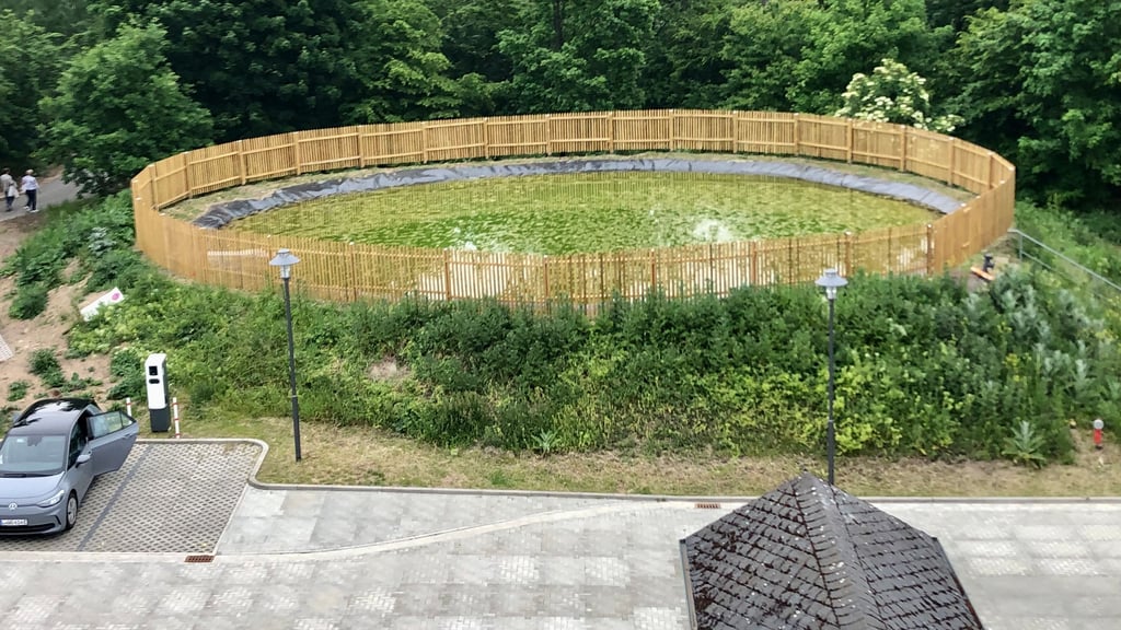 Vom Parkdeck aus ist der Löschwasserteich auf dem Hexentanzplatz gut zu sehen.