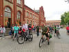 Die Tandemfahrer, hier vor dem Stendaler Bahnhof, kommen ins Jerichower Land.
