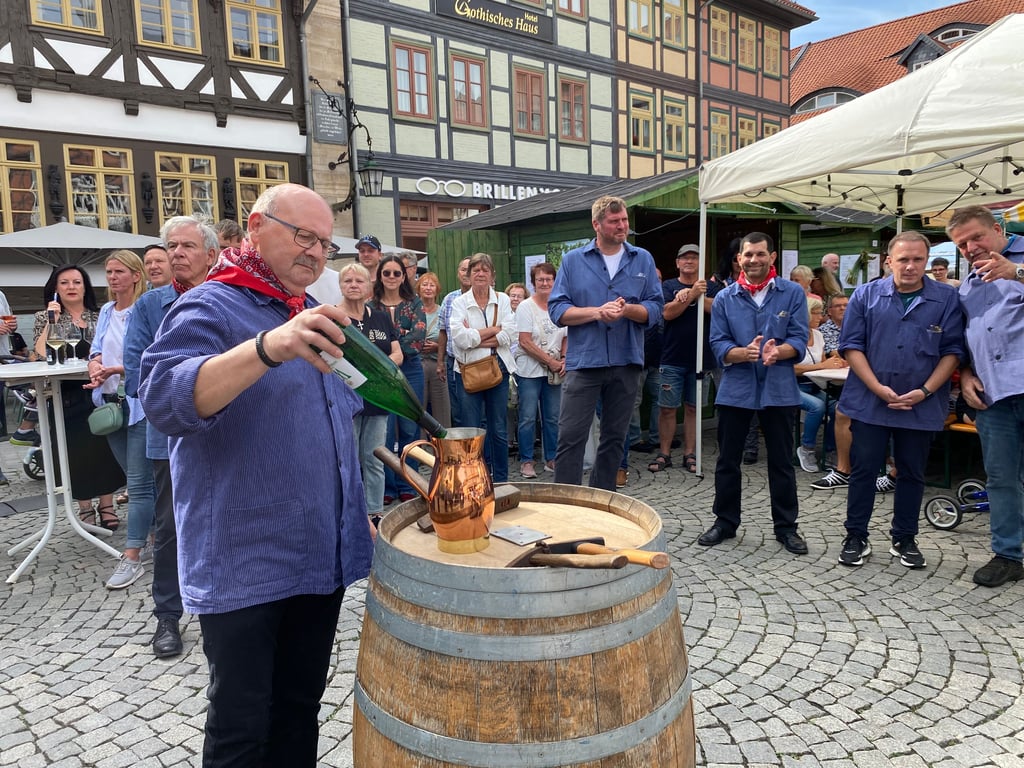 Winzer aus Wernigerodes Partnerstadt Neustadt an der Weinstraße eröffnen das dreitägige Weinfest im Harz.