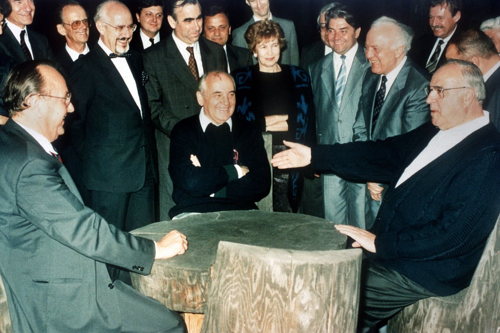 Bundeskanzler Helmut Kohl, der sowjetische Staatspräsident Michail Gorbatschow und Bundesaußenminister Hans-Dietrich Genscher in aufgeräumter Stimmung in Archys: Die Kuh war vom Eis.