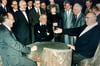  Bundeskanzler Helmut Kohl, der sowjetische Staatspräsident Michail Gorbatschow und Bundesaußenminister Hans-Dietrich Genscher in aufgeräumter Stimmung in Archys: Die Kuh war vom Eis.