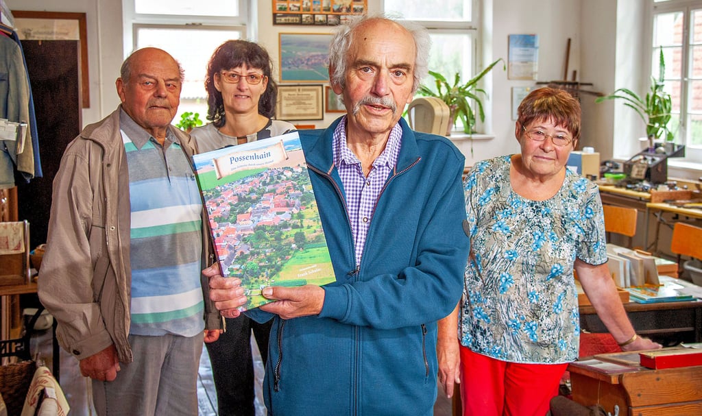 Frank Schulze stellt in der Heimatstube in der alten Schule sein Buch zur Possenhainer Heimatgeschichte vor. Ihm zur Seite stehen (v.r.) Ehefrau Edelgard Schulze, Antje Felber und sein langjähriger Weggefährte und ehemaliger Bürgermeister, Friedrich Prüfer.