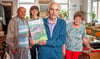 Frank Schulze stellt in der Heimatstube in der alten Schule sein Buch zur Possenhainer Heimatgeschichte vor. Ihm zur Seite stehen (v.r.) Ehefrau Edelgard Schulze, Antje Felber und sein langjähriger Weggefährte und ehemaliger Bürgermeister, Friedrich Prüfer.