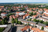 Blick auf einen Teil von Halberstadts Altstadt, im Vordergrund der Bereich Johannesbrunnen und Bei den Spritzen. Nach dem Flächenabriss der Fachwerkgebäude in den 1980er Jahren wurden Plattenbauten errichtet. Immerhin mit der Andeutung eines Satteldachs. Zahlreiche dieser Bauten gehören der HaWoGe