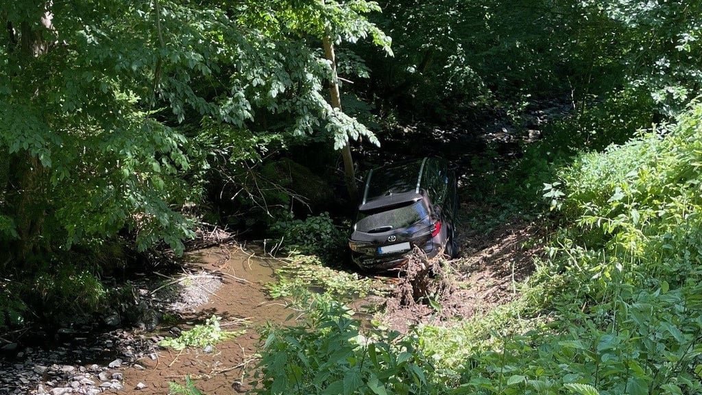Ein Toyota ist im Harz in das Flüsschen Luppbode gefahren.