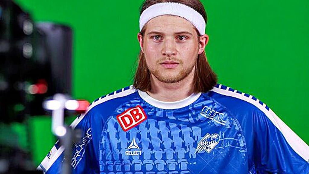 Neuzugang Mika Schüler präsentiert das neue Heimtrikot mit der Anhalt Arena.