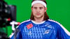 Neuzugang Mika Schüler präsentiert das neue Heimtrikot mit der Anhalt Arena.