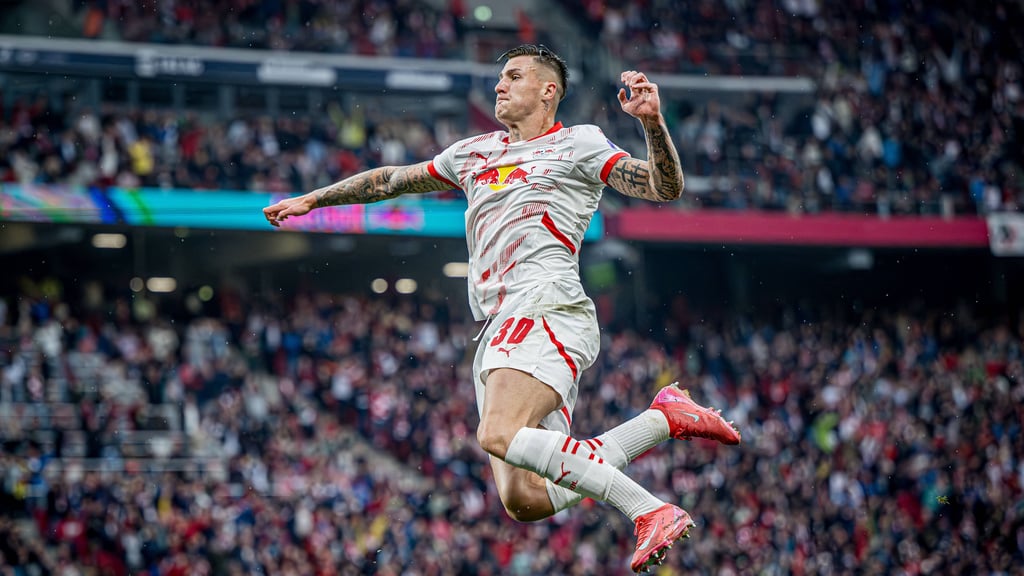Unnachahmlicher Torjubel: Benjamin Sesko nach seinem Treffer gegen den FC Bayern.