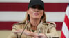 Die First Lady bekam ein Armband aus dem Sturzflut-Gebiet geschenkt.