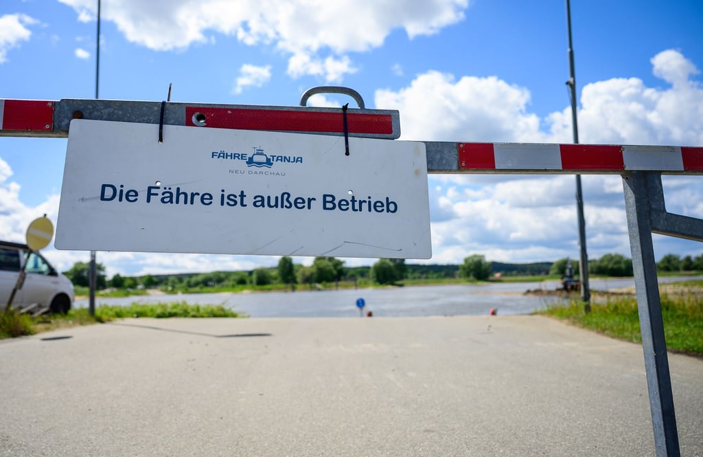 Weil die Fähre nicht die Elbe queren kann, bringt ein Kanu-Verleih Menschen ans andere Ufer. (Archivfoto)