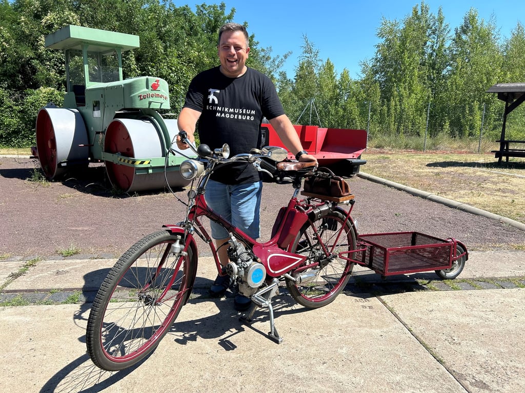 Christian Marlow, Sammlungsleiter des Technikmuseums Magdeburg, zeigt stolz den neuen MAW-Hammer.