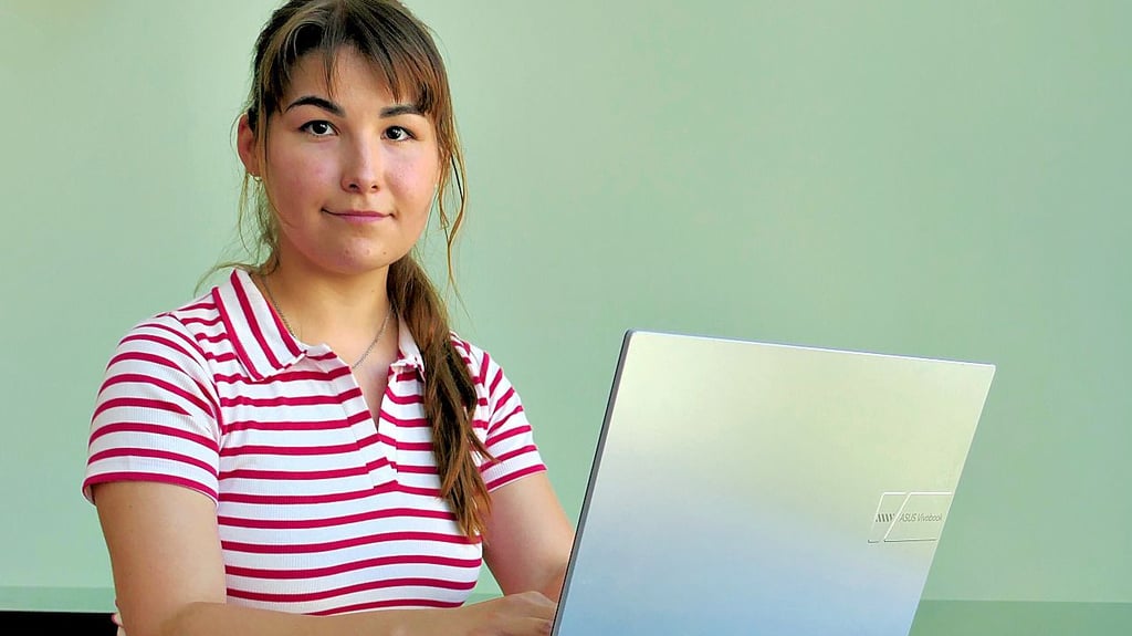 Kateryna Sydorenko kam aus Kiew nach Merseburg und steht kurz vor ihrem Abschluss in Informatik. Ein Praktikum führte sie zu ihrem Traumjob in Halle – und zur Entscheidung, in der Region zu bleiben.