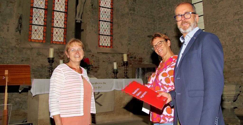 Gemeindkirchenratsvorsitzende Liane Hilfert (links) zeigt hier Hans-Michael Strube die große Stephanikirche.