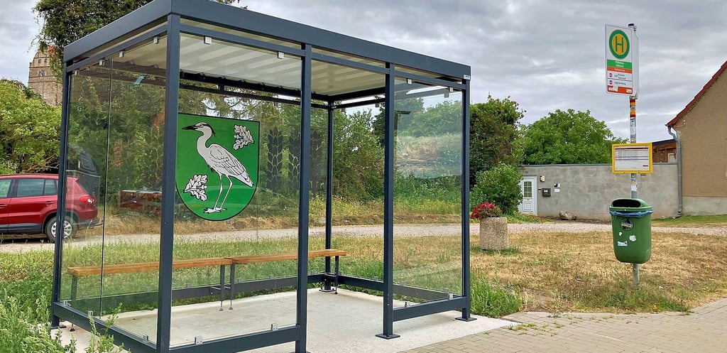 Das neues Wartehäuschen an der Schloßstraße in Plötzkau ist über eine Spende angeschafft worden.