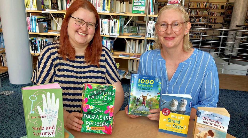 Unterhaltsames für Erwachsene und Naturführer für Kinder empfehlen Christiane Lehmann (links) und Catharina Tippmann.