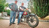 Georg Kottke und Sohn Torsten verbindet die selbe Leidenschaft: Die Liebe zu alten Motorrädern. Torsten sitzt auf seiner Touren-AWO aus dem Jahr 1951. Auf dem kleinen Foto sieht man, wie sie vor der Restaurierung aussah.