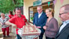 Eine Torte wurde zum 65. Park- und Kinderfest in Göbitz feierlich angeschnitten. Das übernahm Sören Kuhn, Chef des Dorfclubs Göbitz im Beisein von Landrat Götz Ulrich (CDU),  Ortsbürgeremsiterin Annett Zeugner (pareilos) und Bürgermeister Mark Fischer (parteilos).  