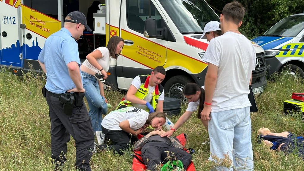 In der Abschlussübung konnten die Campteilnehmer unter anderem mit fachlicher Hilfe der Rettungssanitäter des ASB beweisen, was sie im Erste-Hilfe-Kurs gelernt haben.