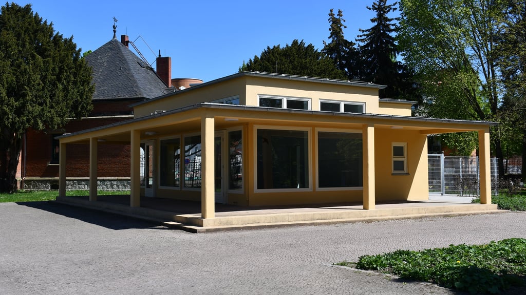 Der Blumenpavillon auf dem Westfriedhof steht seit seiner Sanierung leer. Die Stadt unternimmt nun einen neuen Versuch, einen Mieter zu finden.