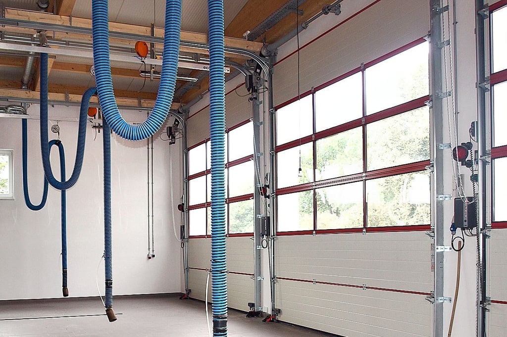 Noch sind die Stellplätze in der Halle für die Löschfahrzeuge nicht belegt, die Rolltore geschlossen.