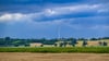 Dunkle Regenwolken werden gebietsweise am Wochenende erwartet. (Archivbild)