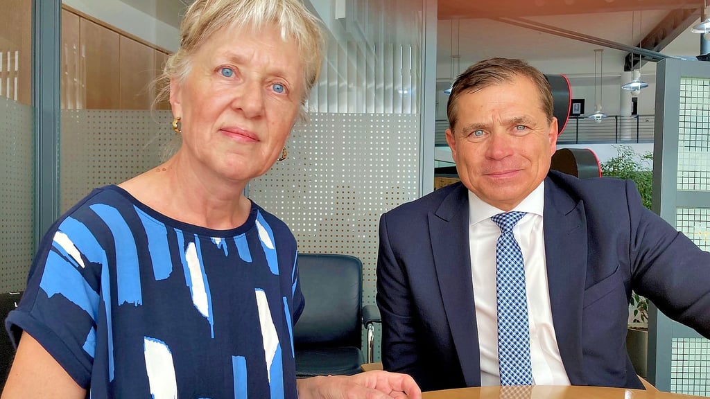 In der Sparkasse Wittenberg, hier Vorstandsvorsitzender Thomas Arndt, wird seit diesem Jahr Altgold angekauft. Ramona Gallert ist eine von mehreren Mitarbeiterinnen, die das Edelmetall von Kunden entgegennehmen.