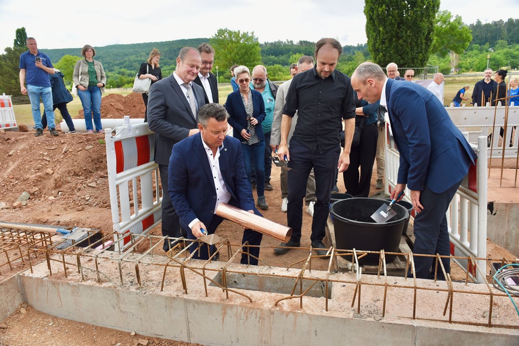 Grundsteinlegung für das Naturerlebniszentrum Stausee in Kelbra. Landrat André Schröder legt die Zeitkapsel in das Fundament.