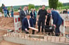Grundsteinlegung für das Naturerlebniszentrum Stausee in Kelbra.  Landrat André Schröder legt die Zeitkapsel in das Fundament. 