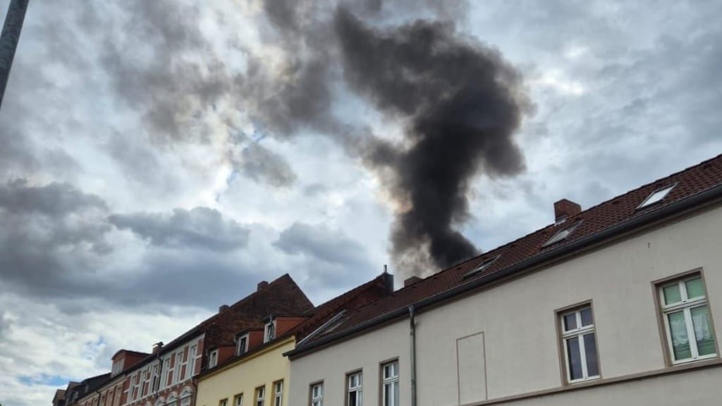 Ein schwarze Rauchsäule lag über dem Brandhaus. Die Feuerwehr lief zu Fuß rüber, um die Bewohner zu evakuieren.