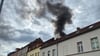 Ein schwarze Rauchsäule lag über dem Brandhaus. Die Feuerwehr lief zu Fuß rüber, um die Bewohner zu evakuieren.