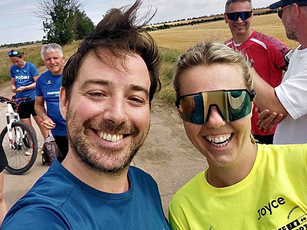Windig war’s kurz vor Rathmannsdorf. Wenigstens sitzt bei Joyce Hübner die Frisur beim Selfie mit Enrico Joo.