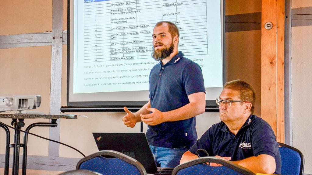 Hannes Krüger (l.) stellte gemeinsam mit Frank Sieweck – beide von der Energie Mittelsachsen GmbH – die ersten Ergebnisse der kommunalen Wärmeplanung für die Einheitsgemeinde Zerbst vor.