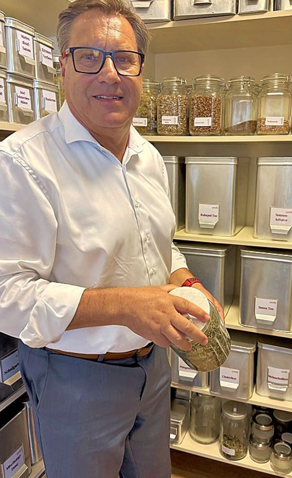 Curhaus-Chef Friedrich Kaindlstorfer ist stolz auf seine Kräuter.