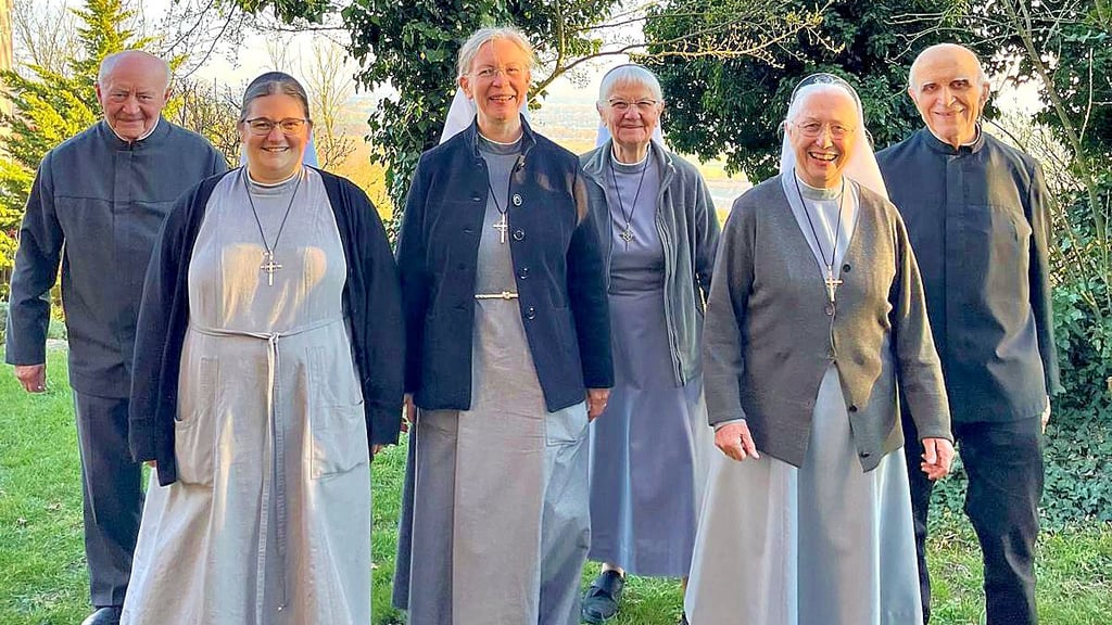 Vier Schwestern und zwei Brüder leben im Petersberger Kloster und bilden dort eine Gemeinschaft. Schwester Martina (Zweite von links) ist eine von ihnen.