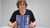Hanna Dittmar aus Osterburg (Landkreis Stendal) mit der Autobiografie von Angela Merkel. Auf Seite 20 kommt Neukirchen (Altmark) ins Spiel.