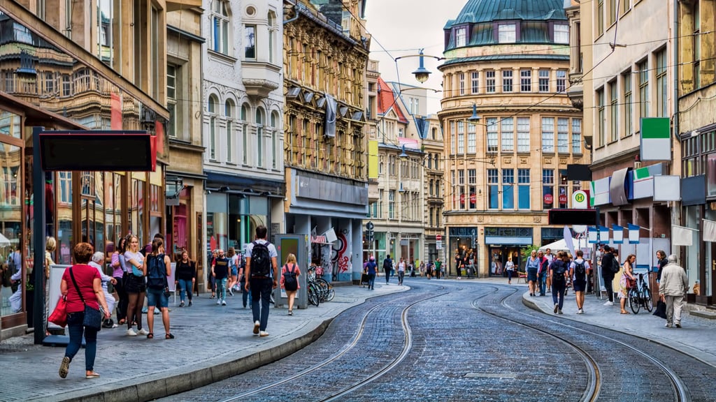 In Halle erreicht man laut einer Studie typische Alltagsziele im Schnitt schneller als in allen anderen Städten Sachsen-Anhalts.