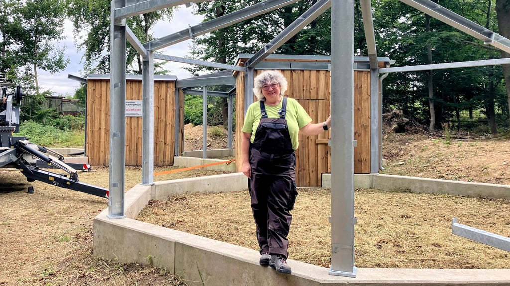 Die oktaederförmigen Bauten der neuen Baummarder-Anlage nehmen Form an. Darüber freut sich Tierpflegerin Silke Gengert. Sie ist auch die neue Vorsitzende des Fördervereins des Tierparks auf dem Hexentanzplatz in Thale.