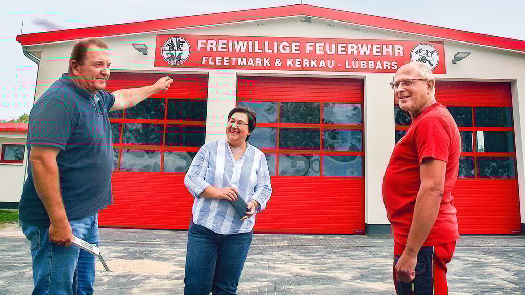 Sören Teuber (von links) und Doreen Prange aus dem Arendseer Bauamt begutachteten mit Ortswehrleiter Andreas Herfort das neue Schild an der Feuerwehrgerätehaus-Einfahrt.
