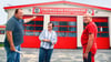 Sören Teuber (von links) und Doreen Prange aus dem Arendseer Bauamt begutachteten mit Ortswehrleiter Andreas Herfort das neue Schild an der Feuerwehrgerätehaus-Einfahrt.
