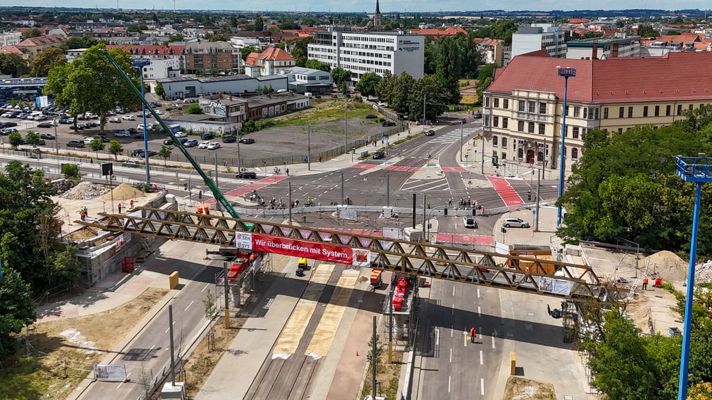 Es ist Millimeterarbeit gewesen: Am Freitag, 11. Juli 2025, fand der Einschub der ersten Behelfsbrücke am Magdeburger Damaschkeplatz statt.