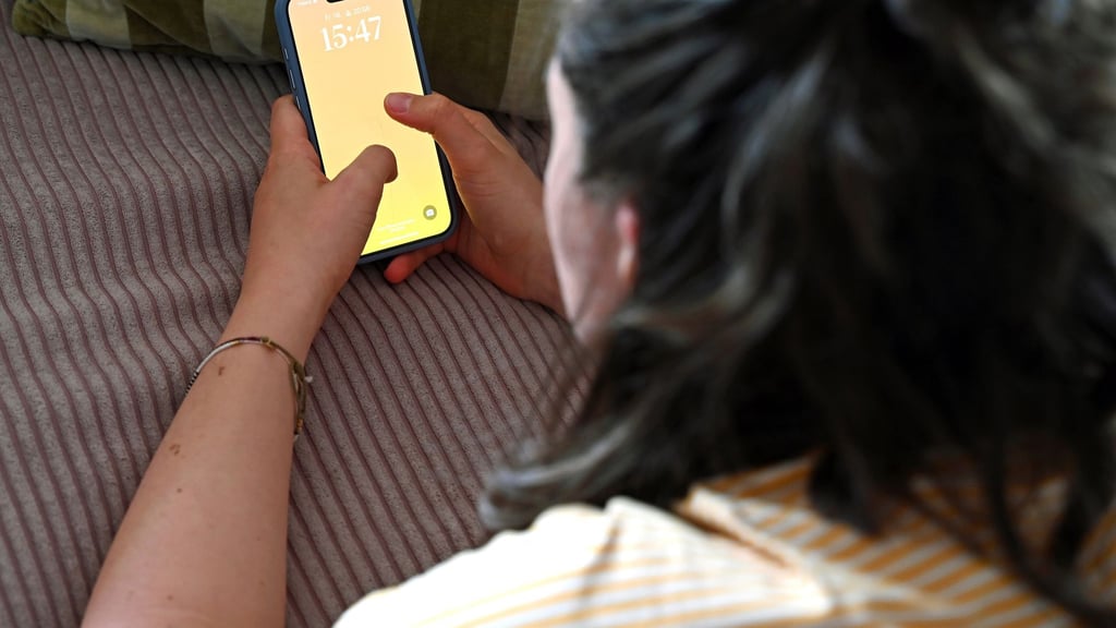 Zum Schutz vor Stalkerware sollte das Smartphone immer - auch daheim - mit einer starken Bildschirmsperre gesichert werden.