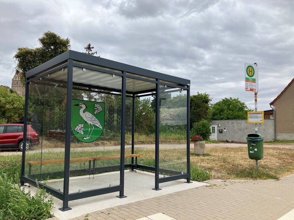 Das neues Wartehäuschen an der Schloßstraße ist über eine Spende angeschafft wurden.
