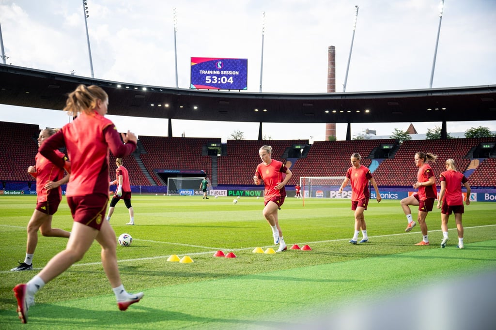 Klara Bühl (3. v. r.) beim Abschlusstraining