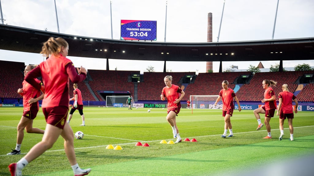 Klara Bühl (3. v. r.) beim Abschlusstraining