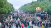 Tausende Menschen tanzen trotz Regen zur Musik der Techno-Parade „Rave The Planet“.
