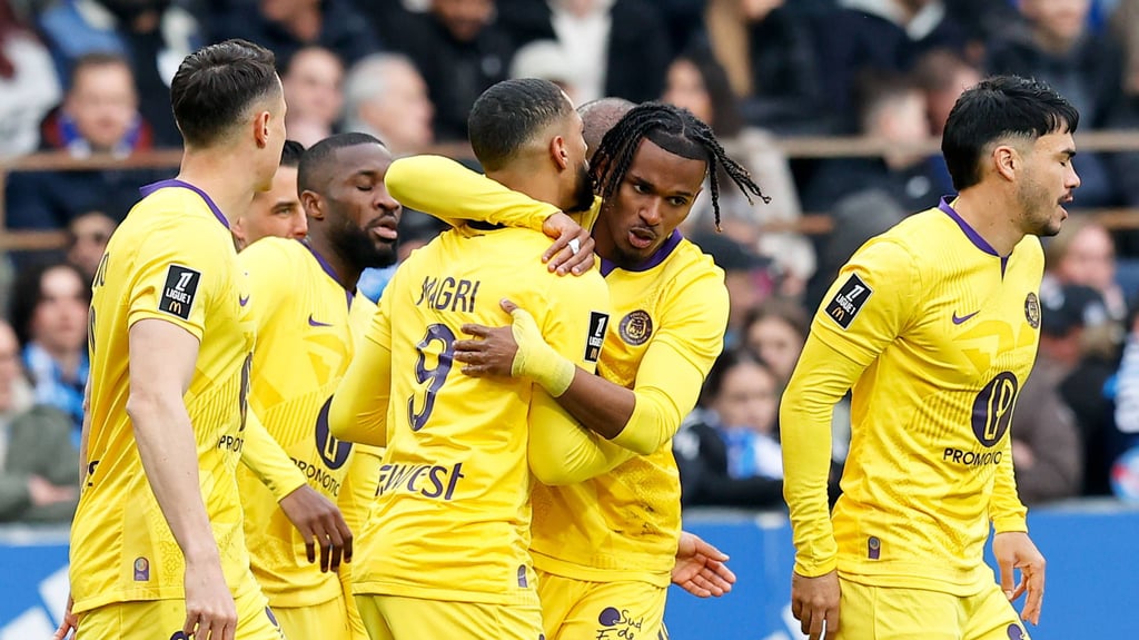 Spieler des FC Toulouse jubeln über einen Treffer gegen Straßbourg.