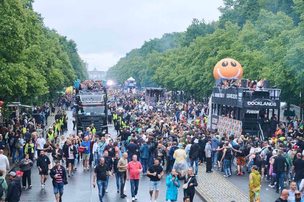 Tausende Menschen tanzen trotz Regen zur Musik der Techno-Parade „Rave The Planet“.
