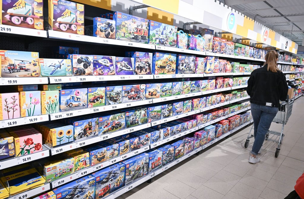 Lebensmittel sind das Hauptgeschäft von Discountern und Supermärkten. Mittlerweile haben sie aber deutlich mehr im Sortiment. (Archivbild)